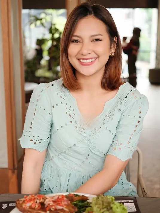 Dalam perayaan kecil ultah sang suami, Indah tampil menawan dalam balutan gaun berwarna hijau mint dengan desain yang feminin dan anggun. Rambut bob sebahu dengan warna kecokelatan melengkapi penampilan yang manis dan fresh di hari yang begitu spesial. (Liputan6.com/IG/@arie_kriting)
