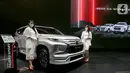 SPG berpose di Mitsubishi New Pajero Sport pada ajang IIMS Hybrid 2021 di JIExpo Kemayoran, Jakarta, Kamis (15/04/2021). Distributor resmi PT Mitsubishi Motor Krama Yudha Sales Indonesia (MMKSI) memperkenalkan beragam keunggulan produk dan layanan Mitsubishi Motors. (Liputan6.com/Pool/Mitsubishi)