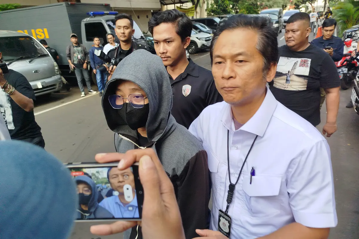 Polda Metro Jaya meringkus pegawai honorer Suku Dinas Penanggulangan Kebakaran dan Penyelamatan (Gulkarmat) Jakarta Timur yang mencabuli anak kandungnya, Selasa (2/4/2024).