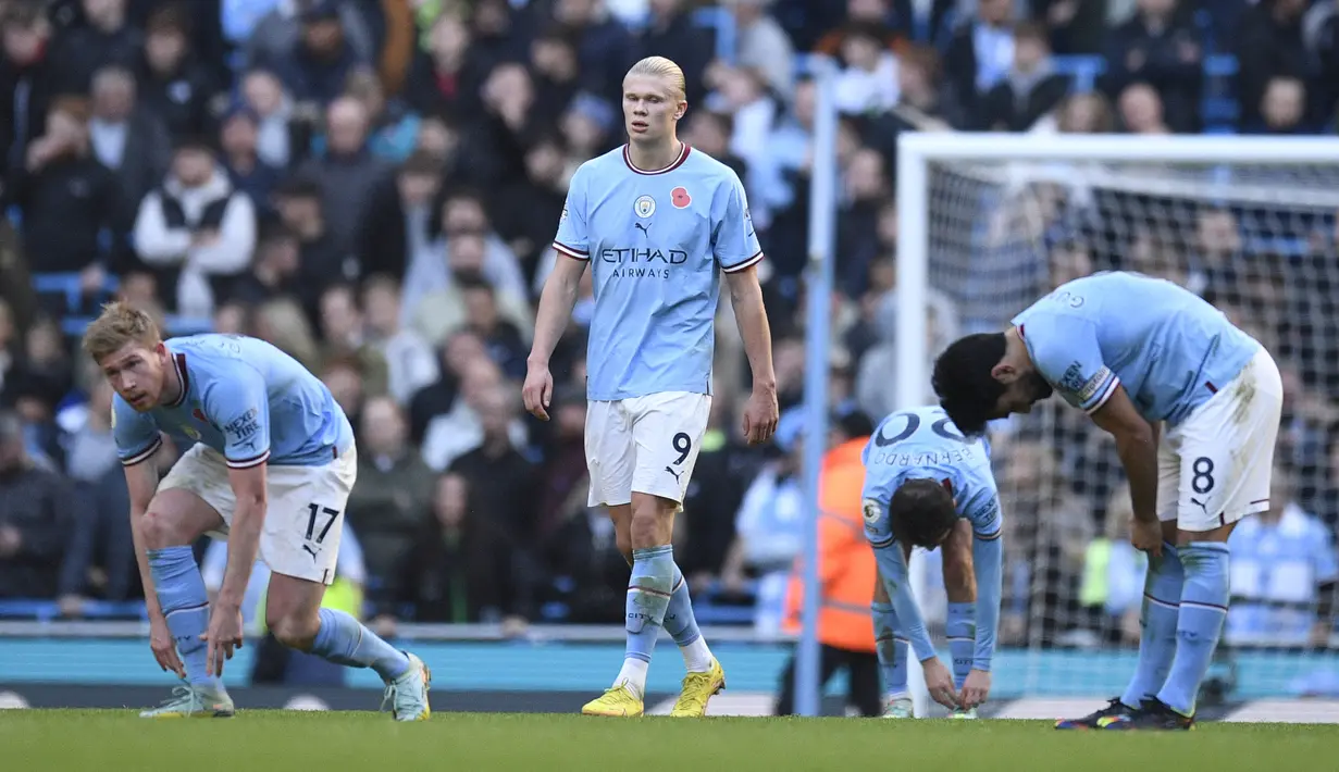 Setelah sempat lolos dari sanksi UEFA pada tahun 2020 akibat pelanggaran aturan finansial, Manchester City kembali tersandung masalah yang sama yang kali ini didakwakan oleh Premier League selaku operator Liga Inggris. Klub Manchester Biru itu terindikasi telah melakukan manipulasi laporan keuangan dalam waktu 9 tahun mulai 2009 hingga 2018. Jika pada 2020 Man City hanya lolos dari dakwaan UEFA berupa larangan bertanding di kompetisi UEFA setelah memenangi banding lewat Pengadilan Arbitrase Olahraga (CAS), maka kali ini sanksi yang menunggu klub milik Sheikh Mansour ini tergolong berat. Berikut deretan sanksi yang bisa dijatuhkan Premier League kepada Man City jika terbukti bersalah. (AFP/Oli Scarff)