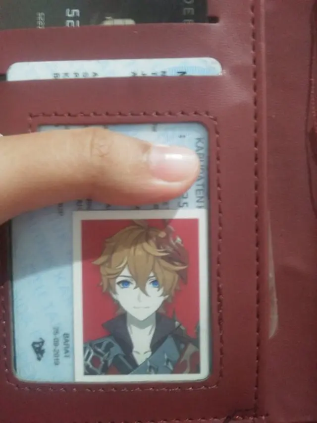 6 Pas Foto di Dompet Ini Nyeleneh Banget, Bikin Heran
