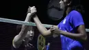 Tunggal putri Jepang, Akane Yamaguchi, berhasil mengalahkan Pusarla Sindhu pada Indonesia Open 2019 di Istora Senayan, Minggu (21/7). Akane menang 21-16 dan 21-18 dari Pusarla. (Bola.com/Vitalis Yogi Trisna)