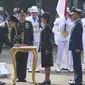 Presiden Jokowi menandatangani piagam sumpah prajurit pada pelantikan Perwira Remaja (Paja) TNI-Polri di Istana Merdeka, Selasa (25/7). Dalam acara itu, sebanyak 729 orang calon perwira remaja TNI-Polri dilantik oleh Presiden. (Liputan6.com/Angga Yuniar)