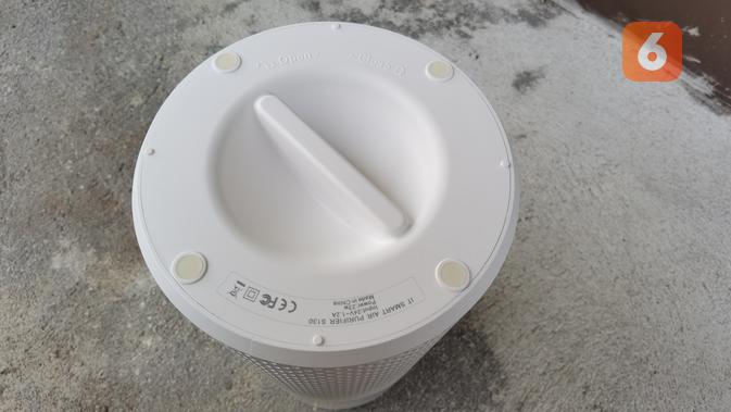 Pintu akses untuk mengganti filter di IT Smart Air Purifier S130 berada di bagian bawah. (Liputan6.com/ Yuslianson)