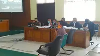 Ketua DPRD Riau Indra Gunawan Eet ketika bersaksi untuk Bupati Bengkalis non aktif, Amril Mukminin di Pengadilan Tipikor Pekanbaru. (Liputan6.com/M Syukur)