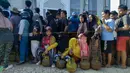 Di sisi lain, warga rela antre untuk membeli LPG 3 kg di tengah kelangkaaan pasokan Bahan Bakar Minyak dan Gas akibat terputusnya beberapa jalan penghubung akibat banjir bandang dan tanah longsor di sejumlah wilayah Sumatra Utara. Tampak dalam foto, warga desa mengantre untuk membeli tabung gas di Pandan, Tapanuli Tengah, Provinsi Sumatra Utara, pada Rabu 3 Desember 2025. (DAMAI MENDROFA/AFP)
