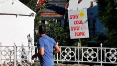 Foto yang diabadikan pada 4 April 2020 ini menunjukkan pesan yang meminta warga untuk tetap di rumah selama pandemi virus corona Covid-19 di Fairlight, Sydney, Australia. (Xinhua/Bai Xuefei)
