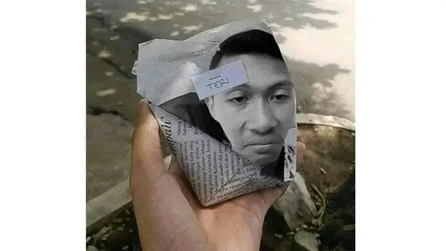 5 Foto Orang di Kertas Bungkusan Ini Bikin Ketawa Nyengir