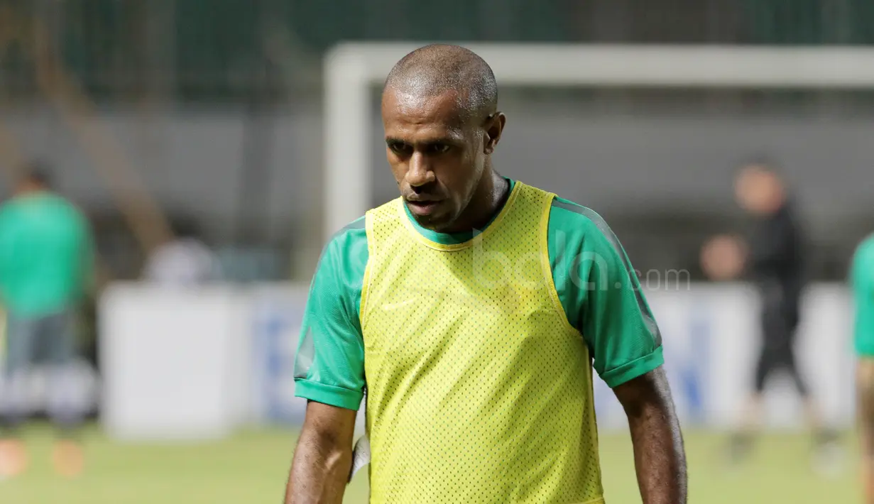 Boaz Solossa tengah melakukan sesi latihan sebelum melawan Vietnam pada laga semi-final AFFcup 2016 di Stadion Pakansari, Bogor, (02/12/2016).  (Bola.com/Nicklas Hanoatubun)