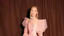 Ariana Grande memikat penonton dengan penampilan yang terinspirasi Glinda, karakter yang ia perankan sendiri dalam film Wicked. [@arianagrande].