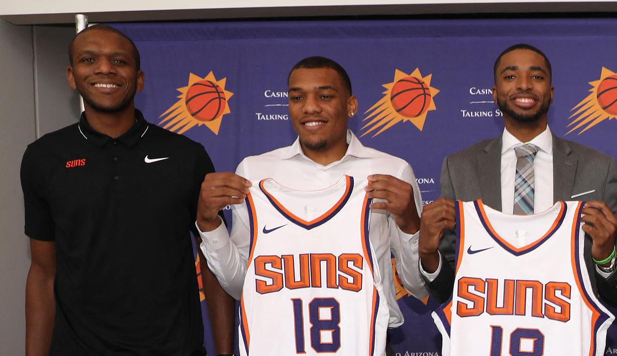 Penghargaan NBA Executive of the Year dinobatkan kepada GM tim Pheonix Suns, James Jones (kiri). (Foto: Getty Images via AFP/Christian Petersen)