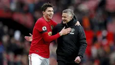 Pemain Manchester United Victor Lindelof (kiri) dan manajer Ole Gunnar Solskjaer usai melawan Watford pada pertandingan Liga Inggris di Old Trafford, Manchester, Inggris, Minggu (23/2/2020). Manchester United menang 3-0. (Martin Rickett/PA via AP)