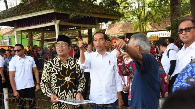 Presiden Jokowi saat melakukan diskusi dengan Gubernur Jawa Barat Ridwan Kamil berdiskusi soal penataan area wisata situ Bagendit beberapa waktu lalu