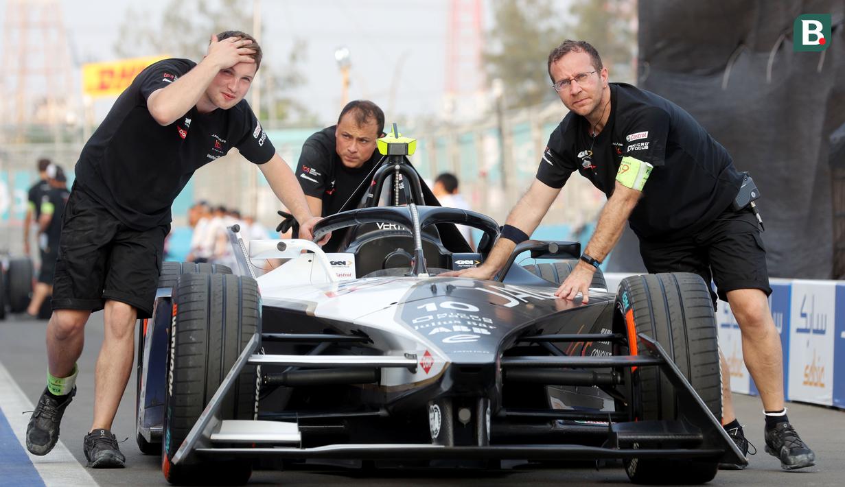 Kru paddock Jaguar Tcs Racing mempersiapkan mobil milik Sam Bird jelang balapan Formula E di Sirkuit International E-Prix Circuit (JIEC), Ancol, Jakarta, Jumat (02/06/2023). (Bola.com/M Iqbal Ichsan)