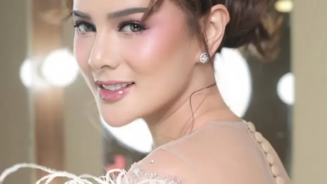 Potret Astrid Tiar di Trending Awards 2024 (credit: https://www.instagram.com/dhirmanputra/).