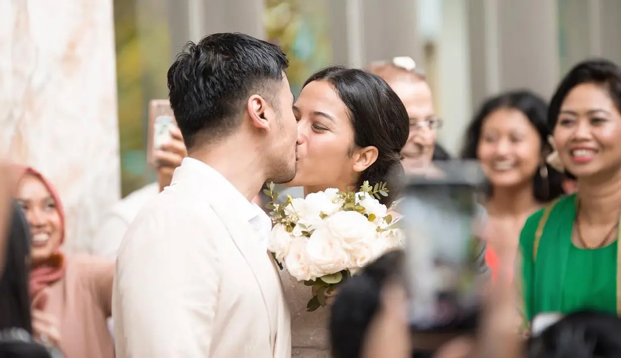 Siapa sih yang tidak baper melihat foto ini. Pada foto tersebut, Chicco terlihat mencium mesra sang istri. "Dan seketika..waktu berhenti untuk sementara...," tulis Putri Marino sebagai keterangan foto. (Foto: instagram.com/putrimarino)