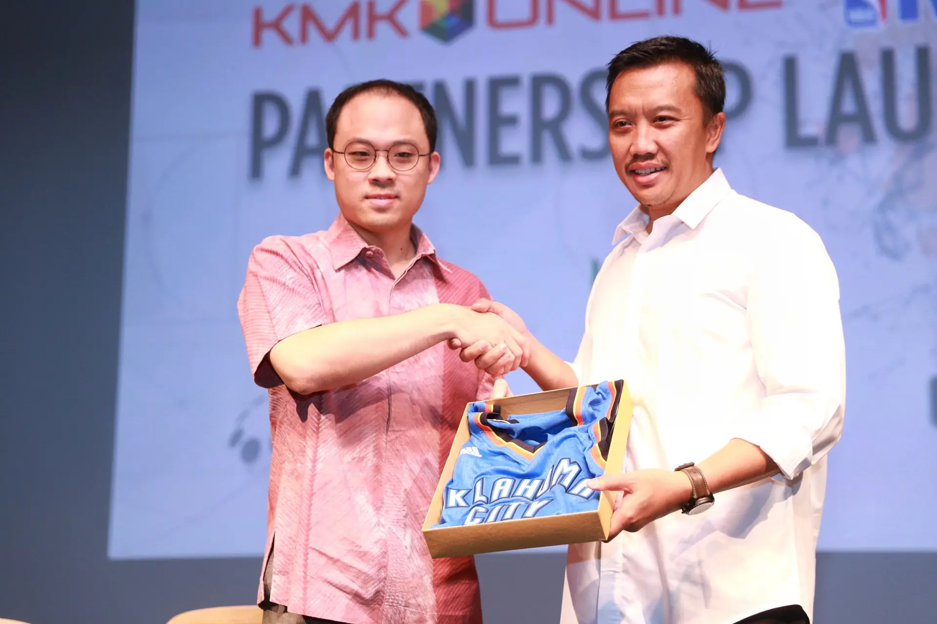 CEO KMK Online Adi Sariaatmadja dan Menporan Imam Nahrawi saat launching Partnership NBA. (Adrian Putra/Bintang.com)