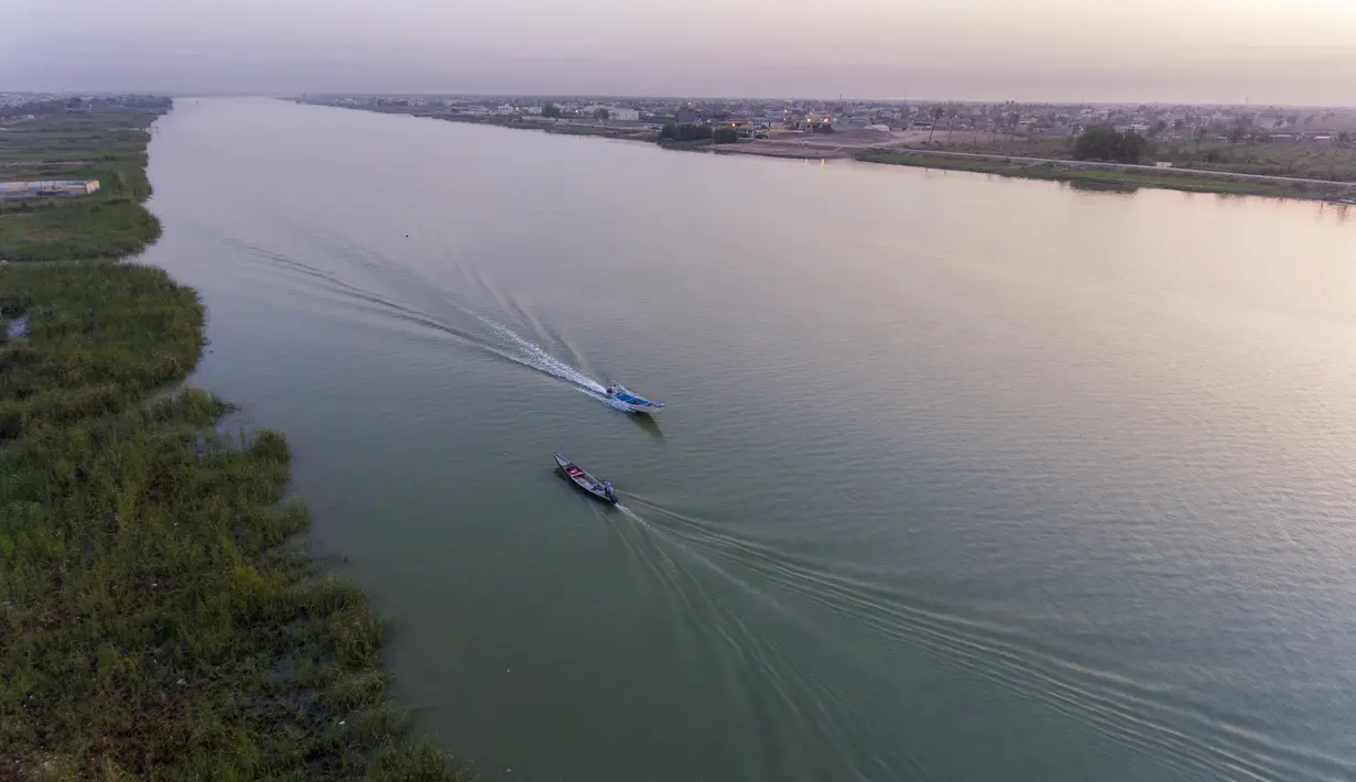 Foto udara ini memperlihatkan para nelayan di perairan Shatt al-Arab di Basra, Irak, Selasa (7/6/2022). Shatt al-Arab, atau Arvand Rūd adalah sungai yang terletak di Asia Barat Daya. Sungai ini memiliki panjang sekitar 200 km. (AP Photo/Nabil al-Jurani)