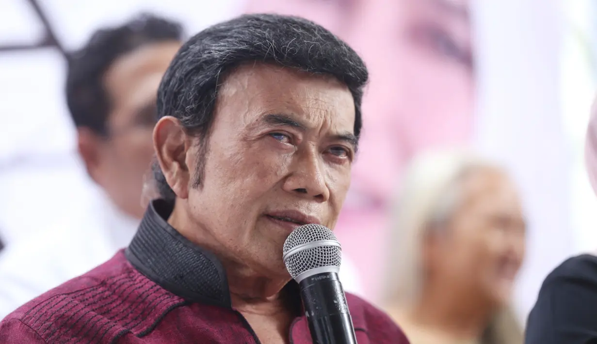 Pengalaman yang sama pernah dirasakan oleh Rhoma Irama yang saat itu putranya, Ridho Rhoma juga tertangkap akibat narkoba. Raja dangdut itu mencoba menguatkan Elvy yang ketiga anaknya mendekam dipenjara akibat narkoba. (Nurwahyunan/Bintang.com)