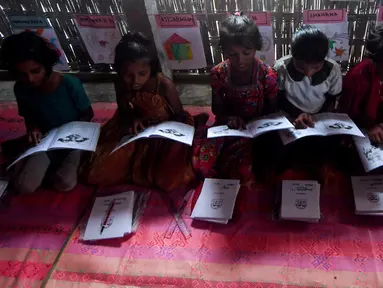 Anak-anak pengungsi Rohingya mengikuti kegiatan belajar di sebuah sekolah darurat di kamp pengungsian di Teknaf, Bangladesh, 8 Oktober 2017. Sekelompok relawan mendirikan sekolah dan zona khusus untuk membantu bocah-bocah tersebut. (MUNIR UZ ZAMAN / AFP)