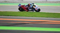 Pembalap Gresini Ducati Alex Marquez tak beruntung saat mengikuti kualifikasi MotoGP India. Dia mengalami patah tulang iga sehingga harus absen di dua balapan di depan (AFP)