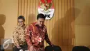 Dirjen Perundang-undangan Kemenkumham, Widodo Eka Thahjana (kanan) bersiap memberikan keterangan usai bertemu dengan pimpinan KPK, Jakarta, Senin (14/9/2015). Bersama pimpinan KPK, Widodo membahas delik RUU KUHP. (Liputan6.com/Helmi Fithriansyah)
