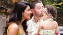 <p>Dkutip dari freepressjournal, Kain berwarna limau yang dikenakan Priyanka berasal dari koleksi Couture Festive 2024 milik desainer Nargis, yang ia padukan dengan blus kuning. (Foto: Intagram/ priyankachopra)</p>