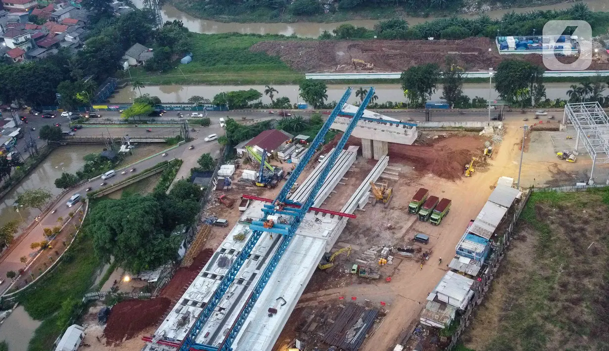 Foto udara pembangunan konstruksi jalan Tol Becakayu (Bekasi Cawang Kampung Melayu) seksi 2A di Bekasi, Jawa Barat, Selasa (14/6/2022). Jalan Tol Becakayu yang dibangun untuk mengurai kemacetan di Kalimalang dan Jalan Tol Jakarta-Cikampek. (Liputan6.com/Herman Zakharia)