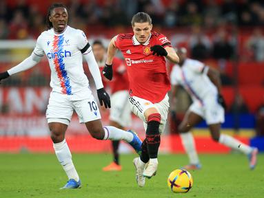 Pemain baru Manchester United, Marcel Sabitzer (kanan) berebut bola dengan pemain Crystal Palace, Eberechi Eze pada laga pekan ke-22 Liga Inggris 2022/2023 di Old Trafford, Manchester, Sabtu (04/02/2023). Ini merupakan laga debut Sabtizer setelah dirinya didatangkan dari Bayern Munchen dengan status pinjaman pada bursa transfer Januari 2023. (AFP/Lindsey Parnaby)