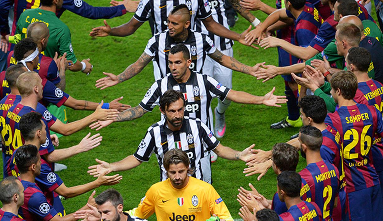 Para pemain Juventus players (tengah) berjabat tangan dengan pemain Barcelona usai final Liga Champions.  (EPA/Thomas Eisenhuth)