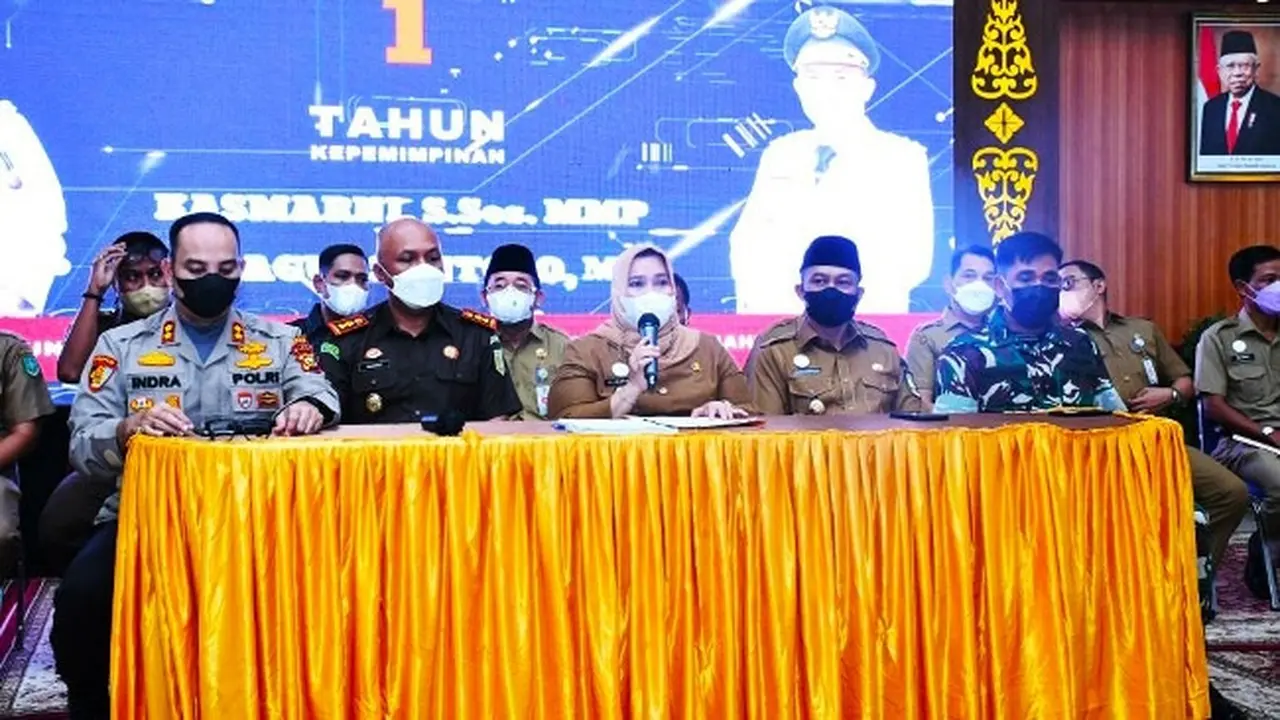 Bupati Bengkalis Kasmarni memberi keterangan pers terkait menangnya Pemerintah Kabupaten Bengkalis melawan gugatan perusahan pencemar lingkungan.