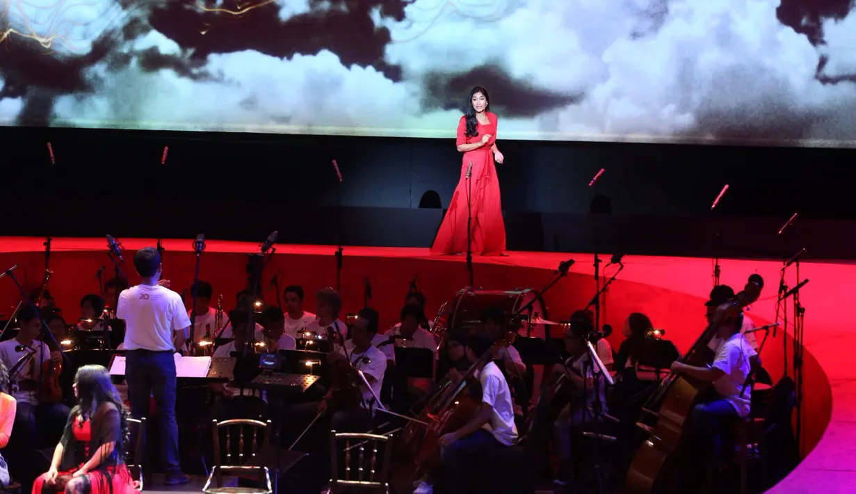 "Ketika beradaptasi dengan opera, berkunang-kunang juga sih. Karena sudah ada pakem-pakem opera. Kesulitannya harus disiplin dengan kalimat," kata perempuan kelahiran Sukabumi, Jawa Barat ini.‎  (Andy Masela/Bintang.com)