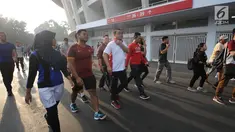 CdM Indonesia di Asian Games 2018, Komjen Pol. Syafruddin (ketiga kiri) bersama perwakilan atlet melakukan jalan sehat di Stadion GBK, Jakarta, Minggu (15/4). Jalan sehat ini untuk meningkatkan soliditas atlet Indonesia. (Liputan6.com/Helmi Fithriansyah)