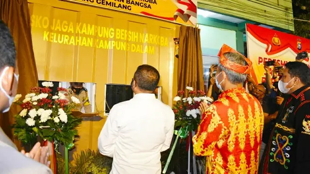 Kaplda Riau Irjen Agung Setya Imam Effendi (kemeja putih) saat meresmikan pos polisi di Kampung Dalam Pekanbaru.