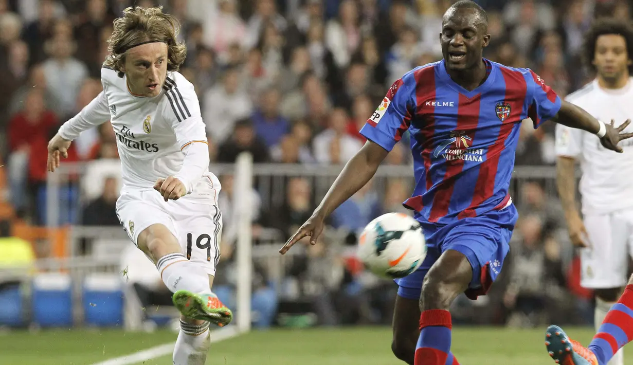 Tahun 2014 Mohamed Lamine Sissoko (kanan) pindah ke Levante setelah dipinjamkan PSG ke Fiorentina pada tahun 2013. Sissoko hanya bertahan satu tahun di Levante dan akhirnya dipinang klub China Shanghai Shenhua.  (EPA/Kiko Huesca)