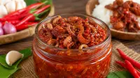 Ilustrasi Cara Membuat Sambal Cumi Pedas Tahan Lama (AI Generated)