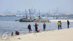 Sejumlah pengunjung tampak bermain di sekitaran pantai Ancol, Jakarta, Rabu (9/12/2015). Bertepatan libur pelaksanaan pilkada serentak, kawasan wisata tersebut  tampak sepi pengunjung dibandingkan hari libur biasa. (Liputan6.com/Faizal Fanani)