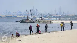 Sejumlah pengunjung tampak bermain di sekitaran pantai Ancol, Jakarta, Rabu (9/12/2015). Bertepatan libur pelaksanaan pilkada serentak, kawasan wisata tersebut  tampak sepi pengunjung dibandingkan hari libur biasa. (Liputan6.com/Faizal Fanani)