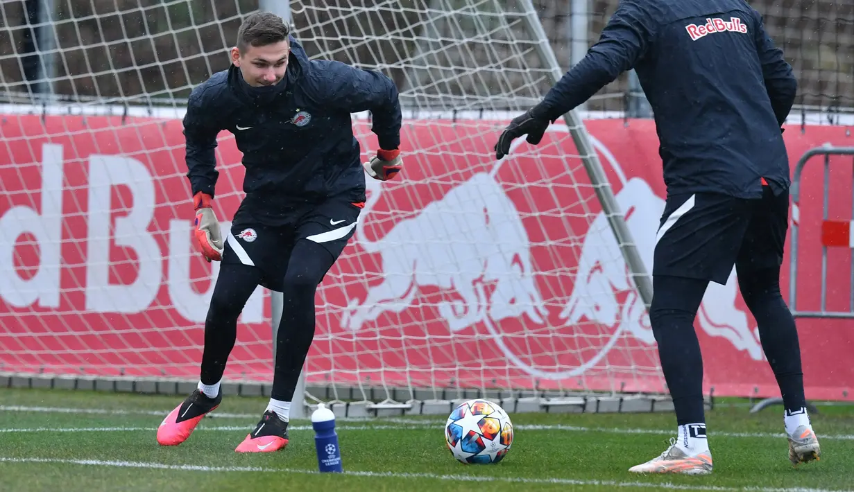 Kiper RB Salzburg Adam Stejskal (kiri) mengambil bagian dalam sesi latihan di Salzburg, Austria, 15 Februari 2022. RB Salzburg akan menjamu Bayern Munchen pada leg pertama babak 16 besar Liga Champions 2021/2022 di Stadion Red Bull Arena, Kamis (16/2/2022) dini hari WIB. (KERSTIN JOENSSON/AFP)