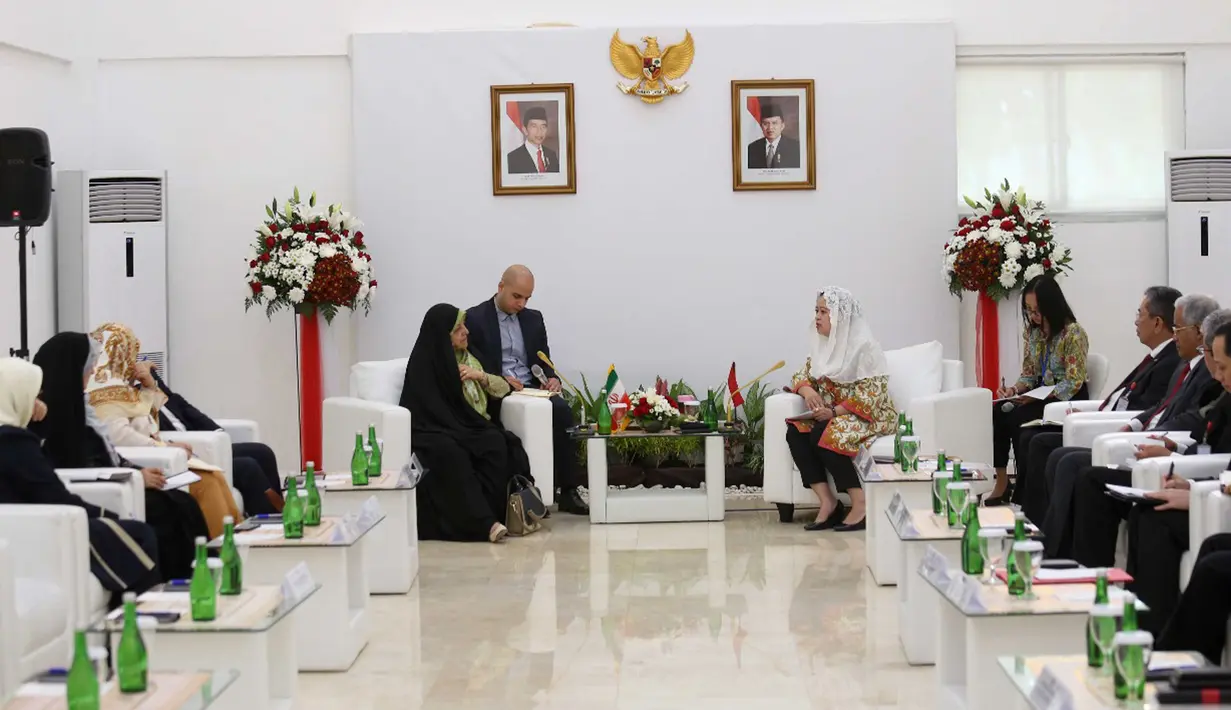 Menko PMK, Puan Maharani menggelar pertemuan dengan Wakil Presiden Iran, Masuomeh Ebtekar di Jakarta, Rabu (2/5). Pertemuan membahas kerjasama Indonesia dan Iran dalam berbagai hal, salah satunya pemberdayaan perempuan. (Liputan6.com/HO/Humas Kemenko PMK)