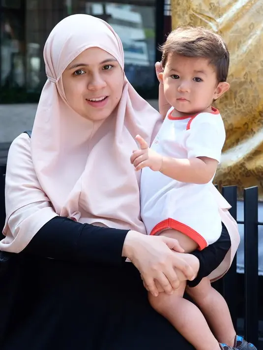 Wanita yang identik dengan Jeng Kelin ini kerap mengunggah aktivitasnya saat sedang hamil. (Foto: instagram.com/missnyctagina)