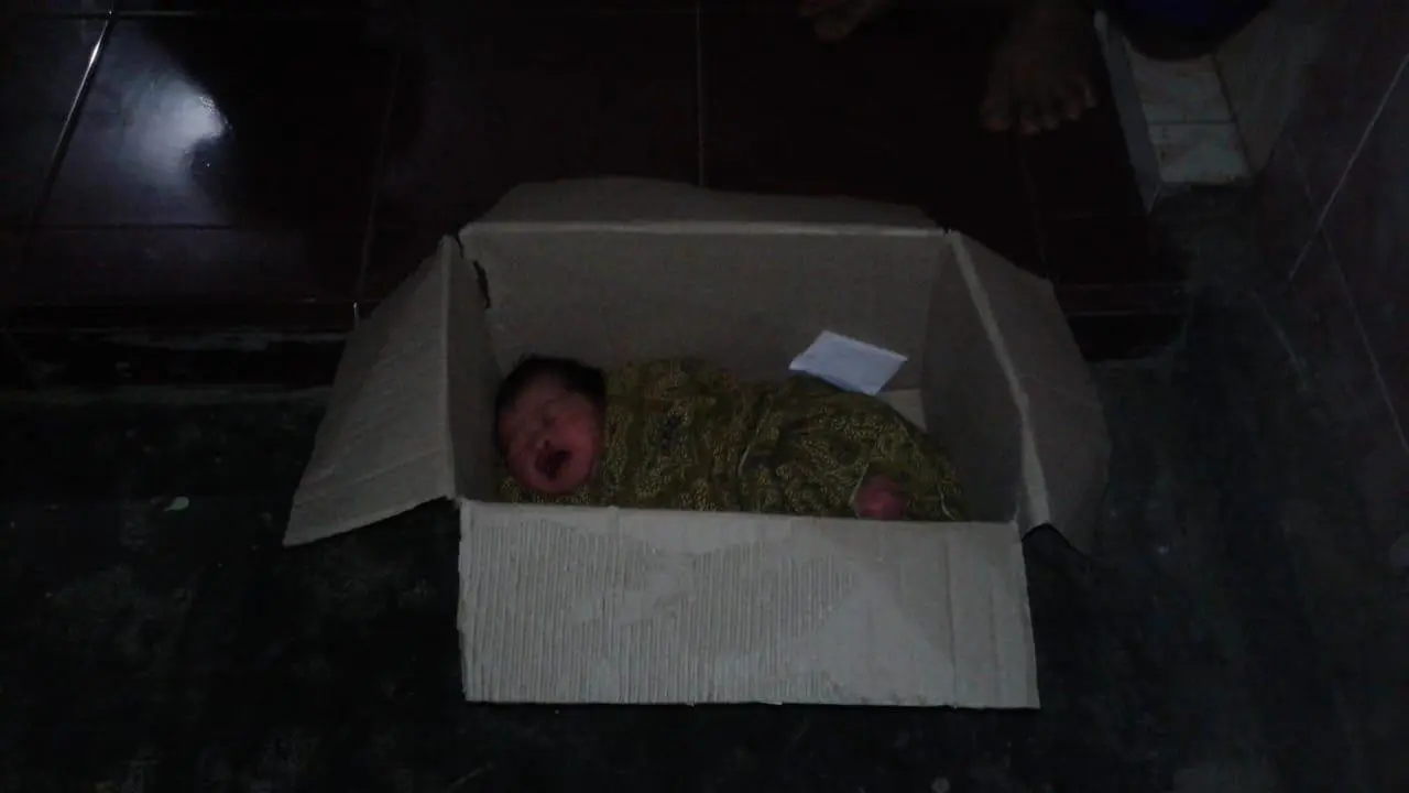 Warga Temukan Bayi Dalam Kardus