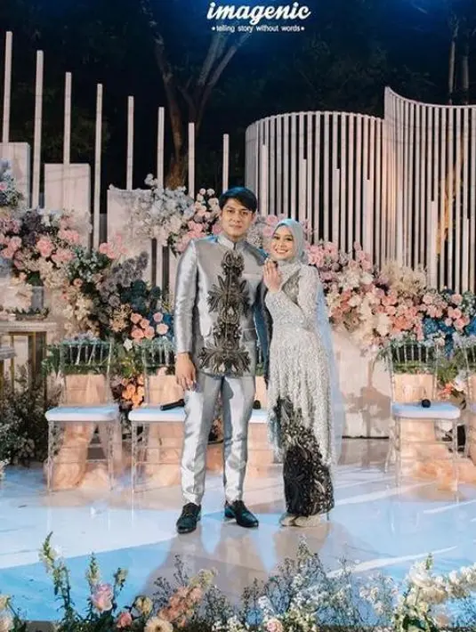Busana lamaran serba abu-abu. Lesti Kejora dan Rizky Billar ini bisa jadi inspirasi. Rizky Billar tampak mengenakan beskap dengan aksen motif batik. (Instagram/imagenic).