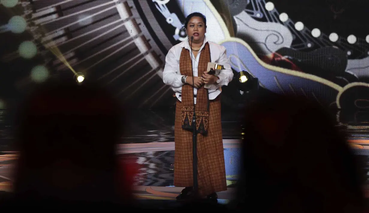 Lintang Pramudya Wardhani dinobatkan sebagai Penulis Skenario Terpuji untuk kategori film televisi. Ia berhasil menyabet dalam karyanya Anak-anak Merah Putih. (Deki Prayoga/Bintang.com)