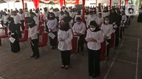 Peserta berdoa sebelum mengikuti proses Tes Standar Kompetensi Dasar (SKD) CPNS di BKN, Jakarta, Kamis (2/9/2021). Sebanyak 800 peserta mengikuti tes yang dibagi dua sesi dan menerapkan protokol kesehatan yang ketat. (Liputan6.com/Herman Zakharia)