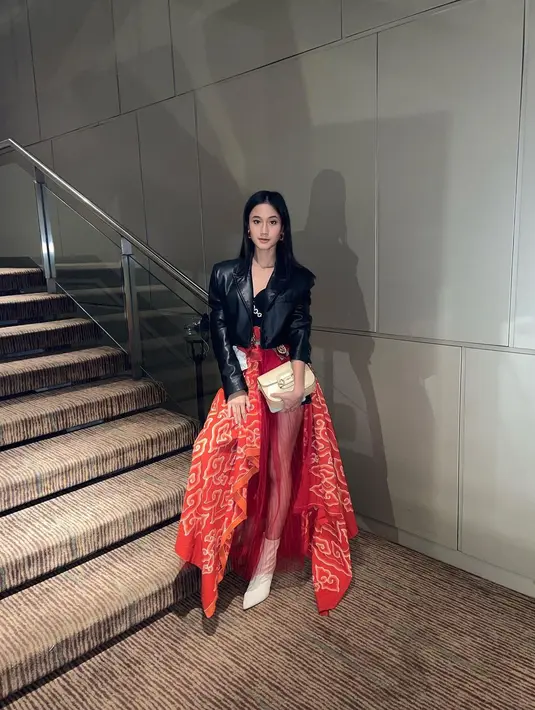 Di tengah masalah tersebut, Keisya Levronka justru diperhatikan netizen melalui dua foto terbarunya yang terpampang di akun Instagram terverifikasinya. (https://www.instagram.com/p/CYoRZ3lFBBK/)