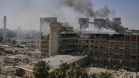 Asap mengepul dari bangunan kompleks rumah sakit Soroka setelah dihantam rudal yang ditembakkan dari Iran di Be'er Sheva, Israel, Kamis, 19 Juni 2025. (AP Photo/Leo Correa)