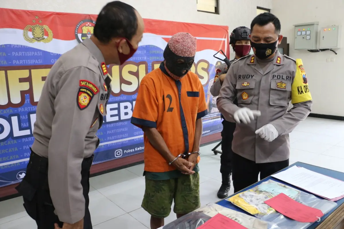 Polisi menangkap seorang kakek yang diduga tega merudapaksa bocah berusia tujuh tahun. (Foto: Liputan6.com/Polres Kebumen)
