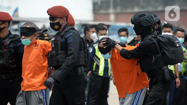 FOTO: 22 Terduga Teroris dari Jawa Timur Dipindahkan ke Jakarta
