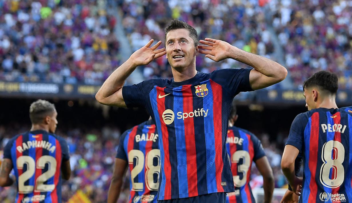Barcelona akhirnya mampu menutup laga dengan kemenangan 4-0. Dua gol lainnya dicetak oleh Pedri (42') dan Sergi Roberto (90+2'). Kemenangan tersebut membuat Lewandowski dkk berhasil menempati urutan ketiga klasemen dengan raihan 7 poin. (AFP/Josep Lago)